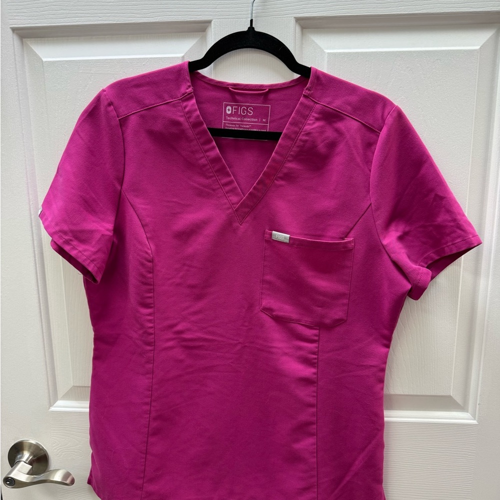 FIGS Women’s SLIM Catarina Scrub Top Medium  Raspberry Sorbet